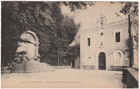 Terrasse et entrée de la grotte